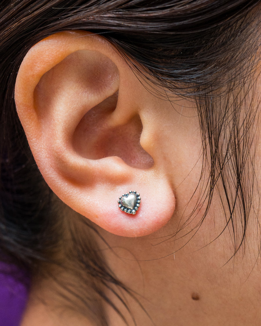 Aretes Mini Corazón Puntos, joya de plata .925 – Gabriela Sánchez (vista 3)