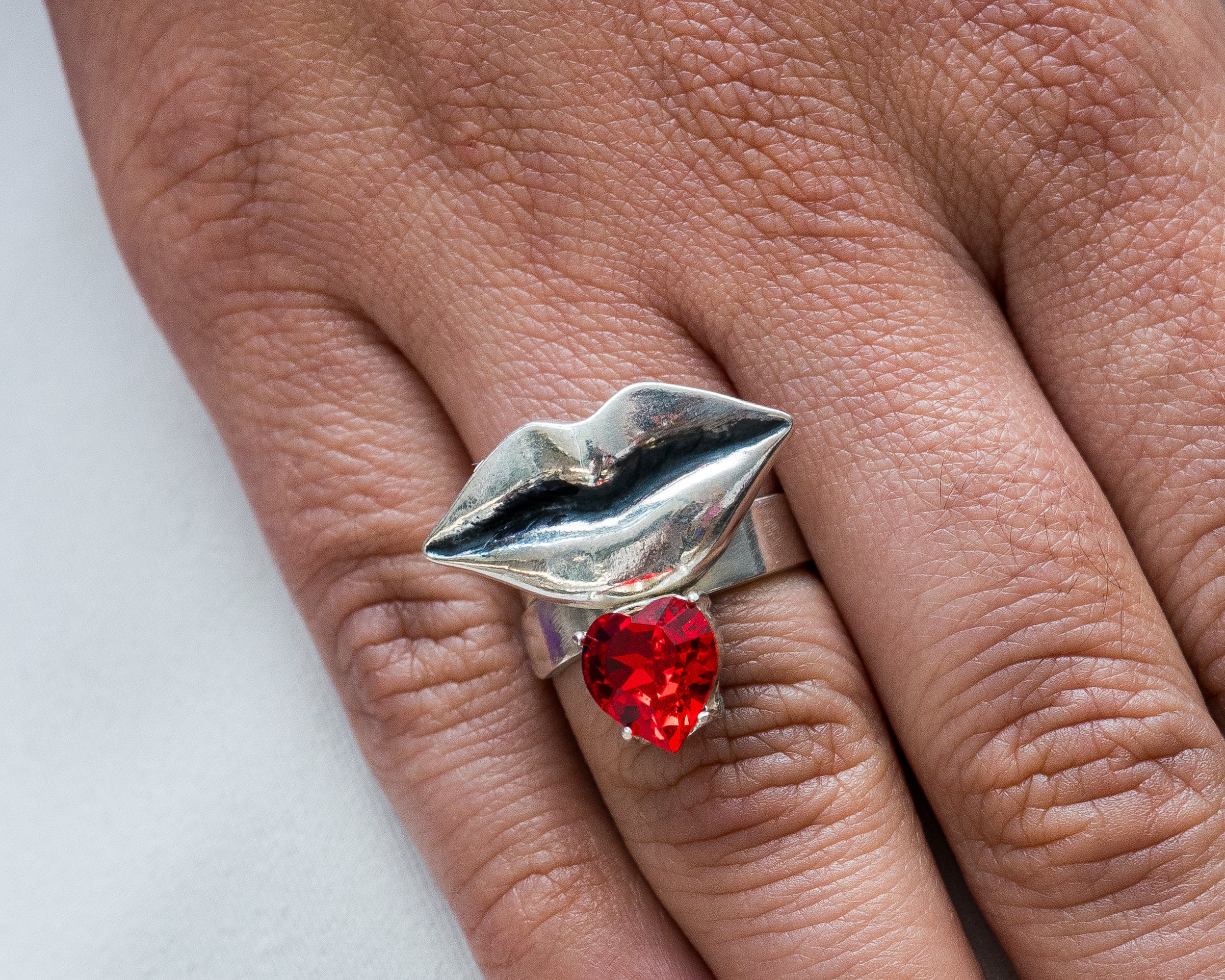 Anillo Aquel Beso, joya de plata .925, con cristal Swarovski – Gabriela Sánchez