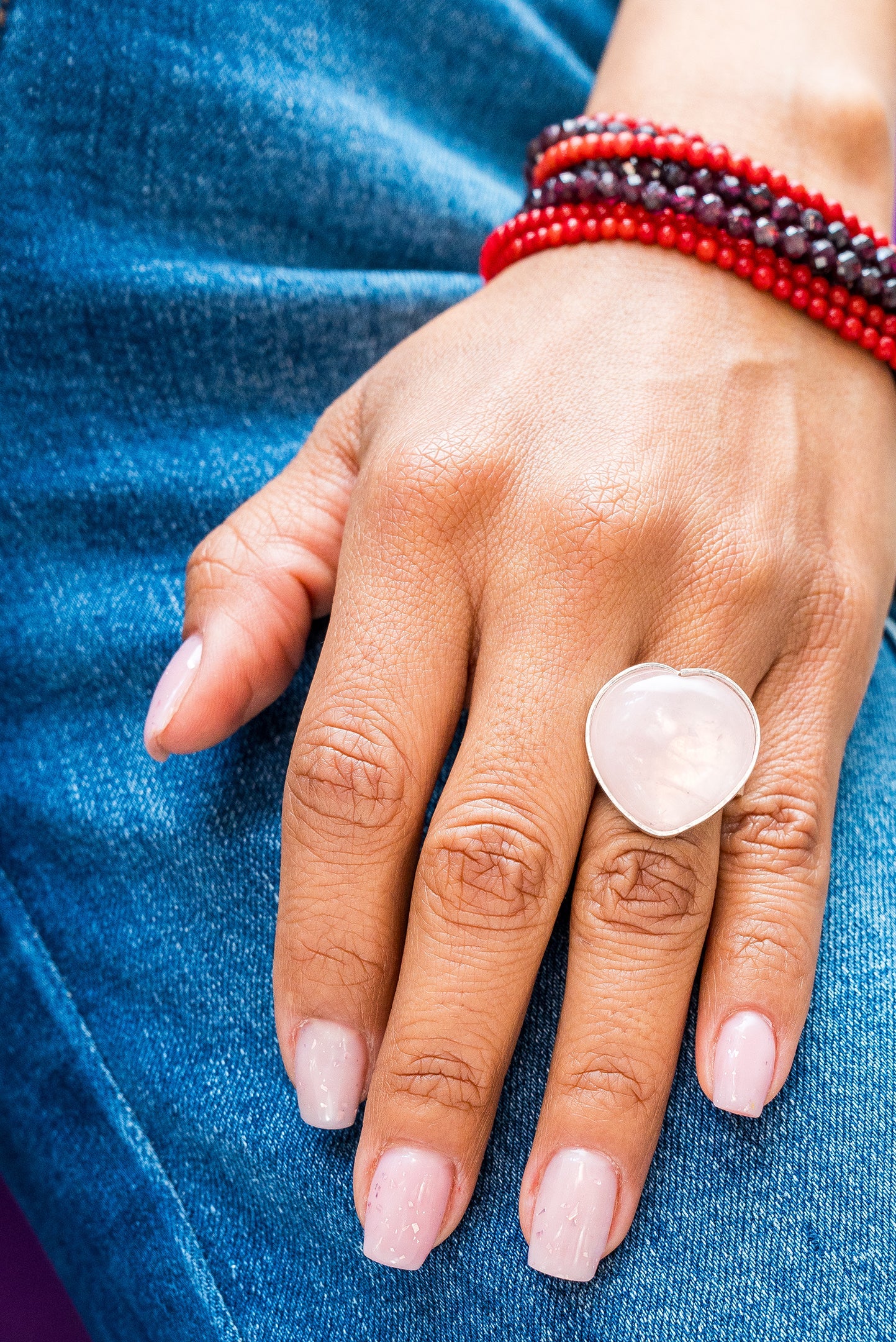 Anillo Dulce Recuerdo, joya de plata .925, con cuarzo rosa – Gabriela Sánchez (vista 2)