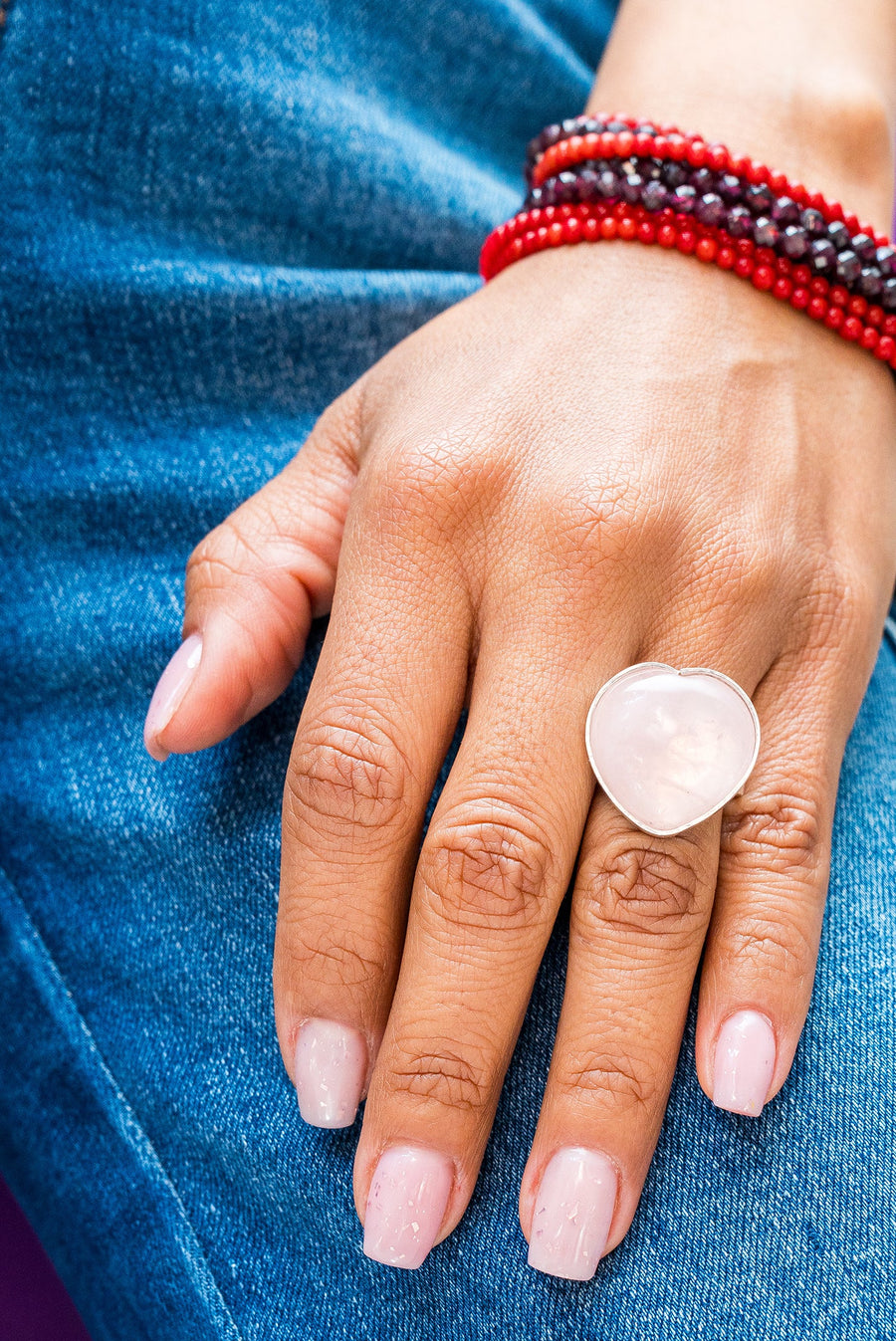 Anillo Dulce Recuerdo, joya de plata .925, con cuarzo rosa – Gabriela Sánchez (vista 2)