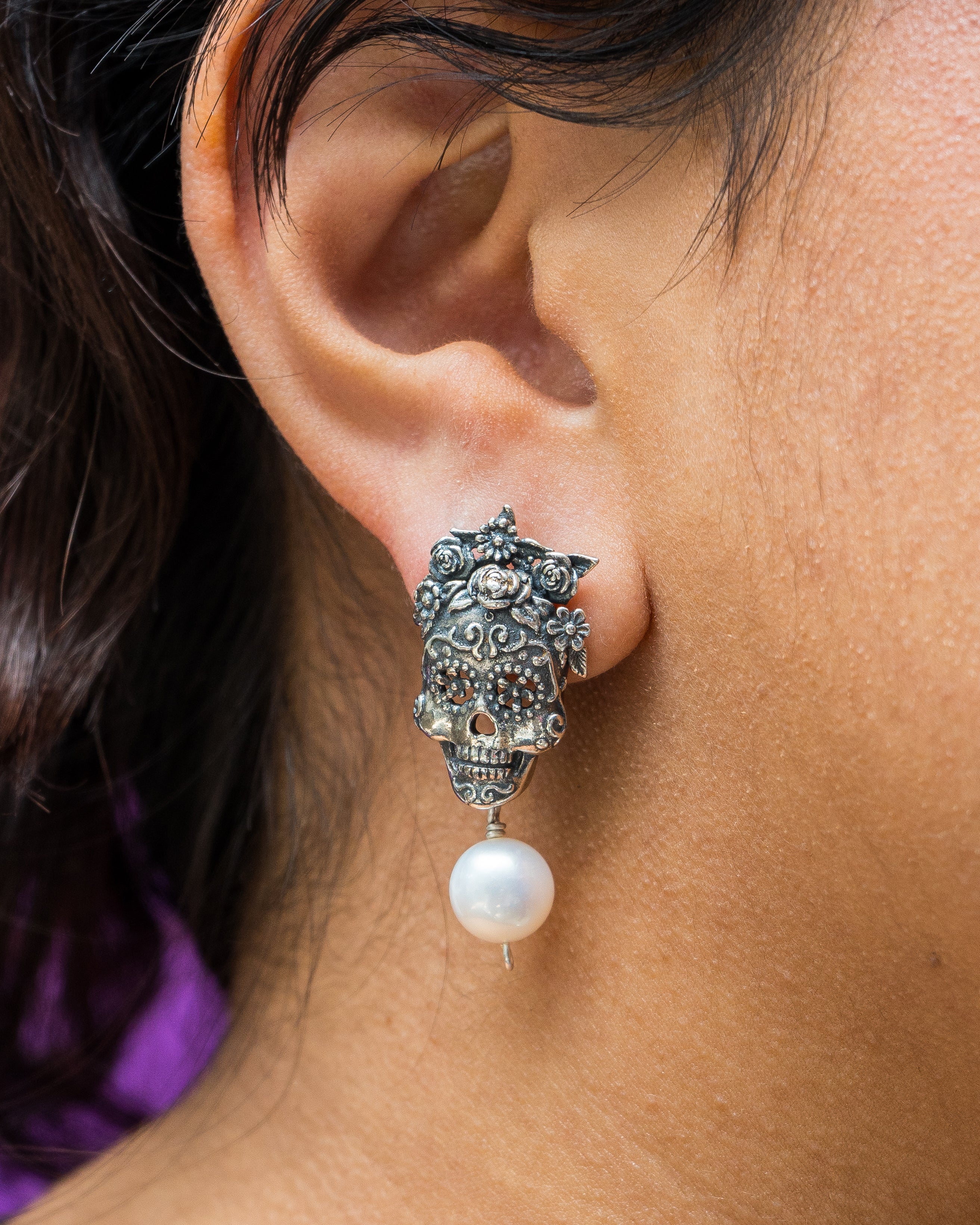 Aretes Calaverita Linda, joya de plata .925, con perla – Gabriela Sánchez (vista 2)