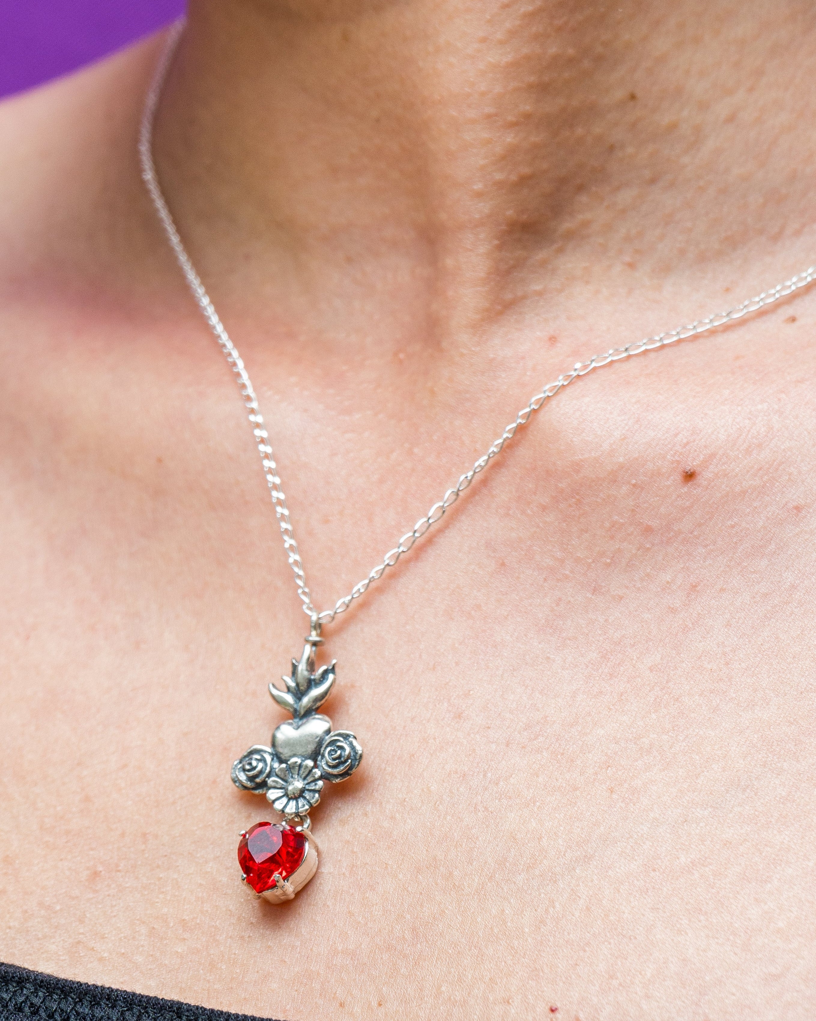 Dije Corazón Carmesí, joya de plata .925, con cristal Swarovski – Gabriela Sánchez (vista 2)