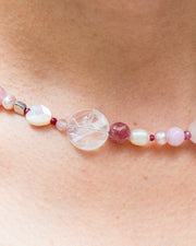 Collar Amor Infinito Rosa, joya de plata .925, con cuarzo rosa y concha – Gabriela Sánchez (vista 8)