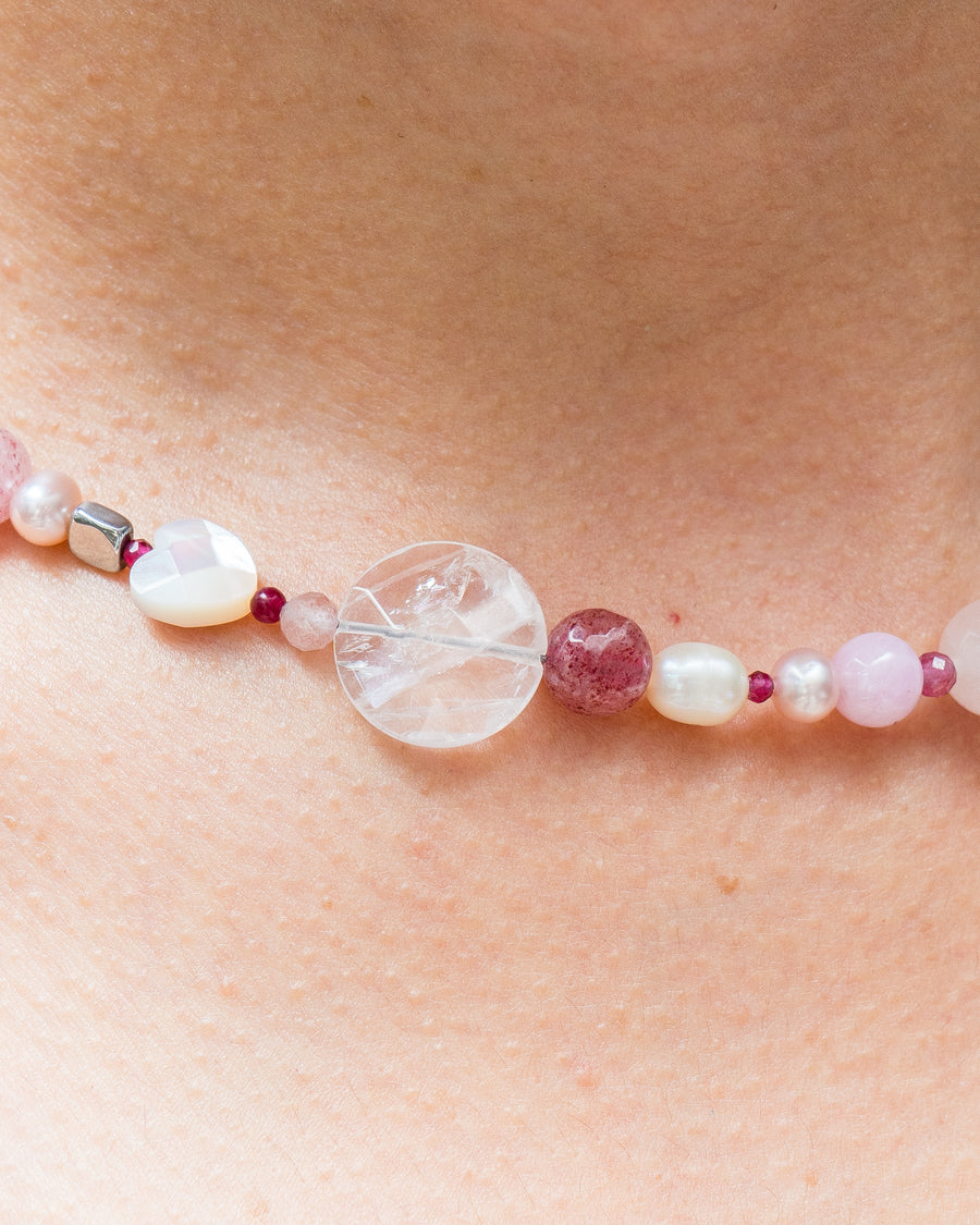 Collar Amor Infinito Rosa, joya de plata .925, con cuarzo rosa y concha – Gabriela Sánchez (vista 8)