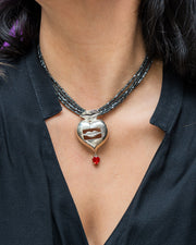 Collar Labios Rojos, joya de plata .925, con hematita y cristal Swarovski – Gabriela Sánchez (vista 5)