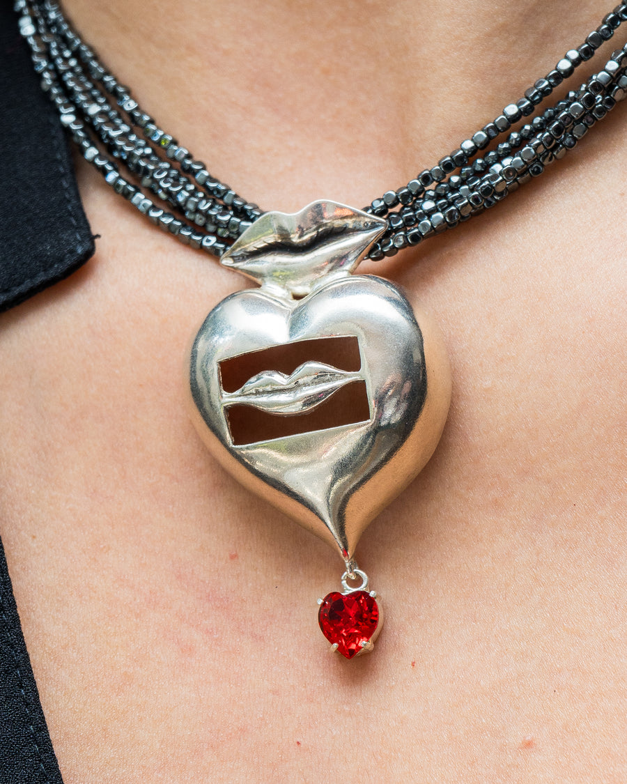 Collar Labios Rojos, joya de plata .925, con hematita y cristal Swarovski – Gabriela Sánchez (vista 3)