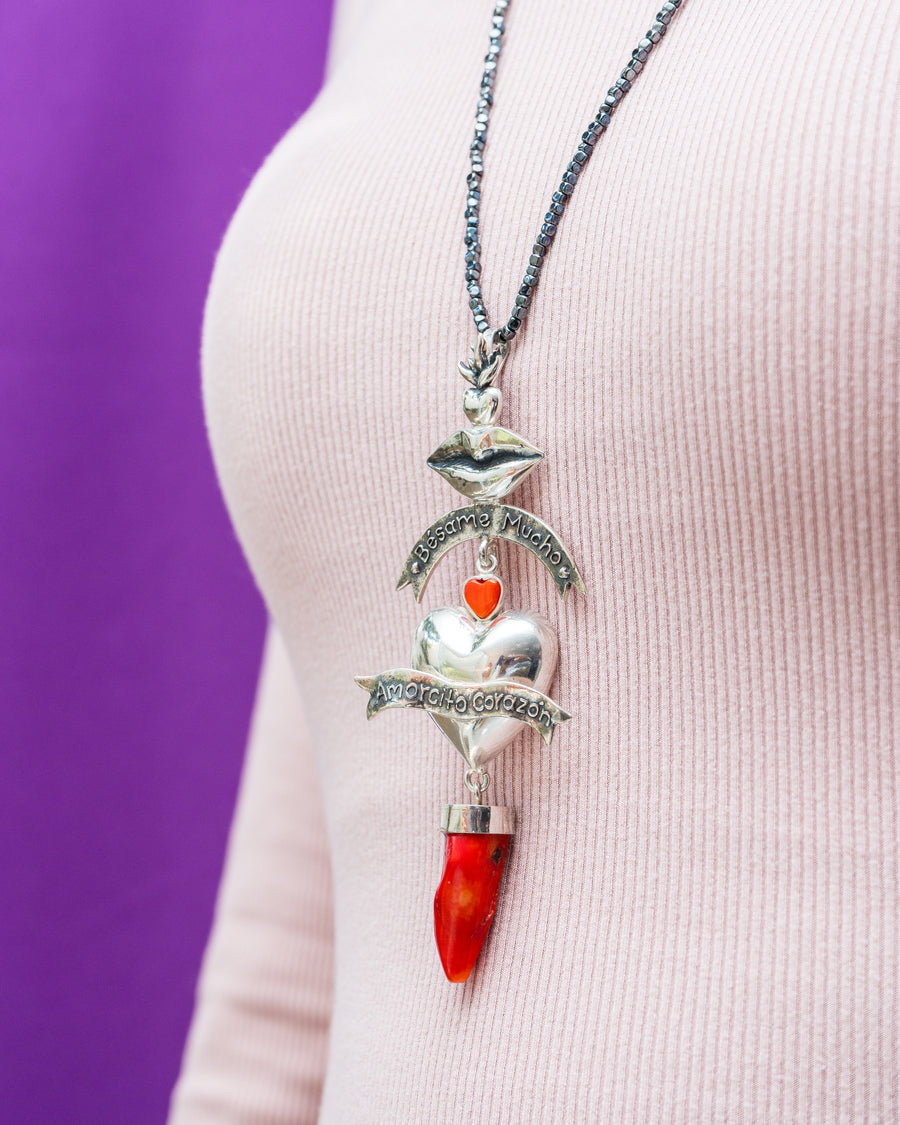 Collar Bésame Mucho Amorcito Corazón, joya de plata .925, con coral y hematita – Gabriela Sánchez (vista 4)