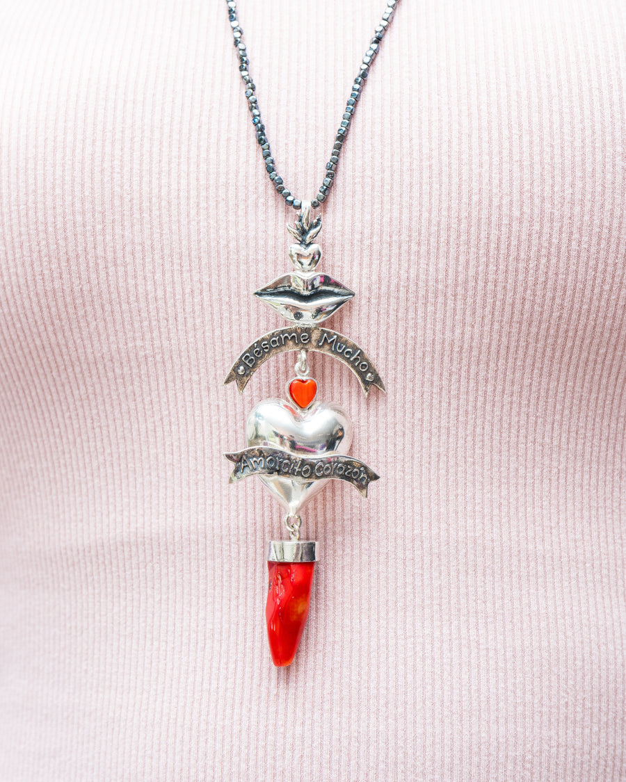 Collar Bésame Mucho Amorcito Corazón, joya de plata .925, con coral y hematita – Gabriela Sánchez (vista 8)