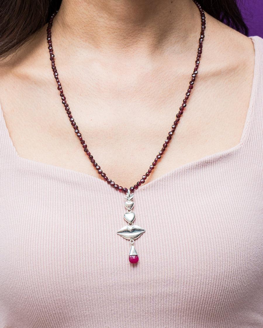 Collar Amor Rosé, joya de plata .925, con granate y rubí – Gabriela Sánchez (vista 7)