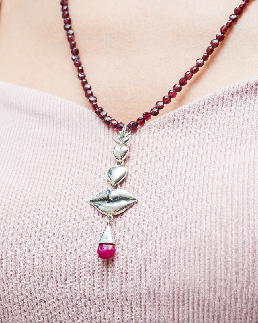Collar Amor Rosé, joya de plata .925, con granate y rubí – Gabriela Sánchez (vista 4)