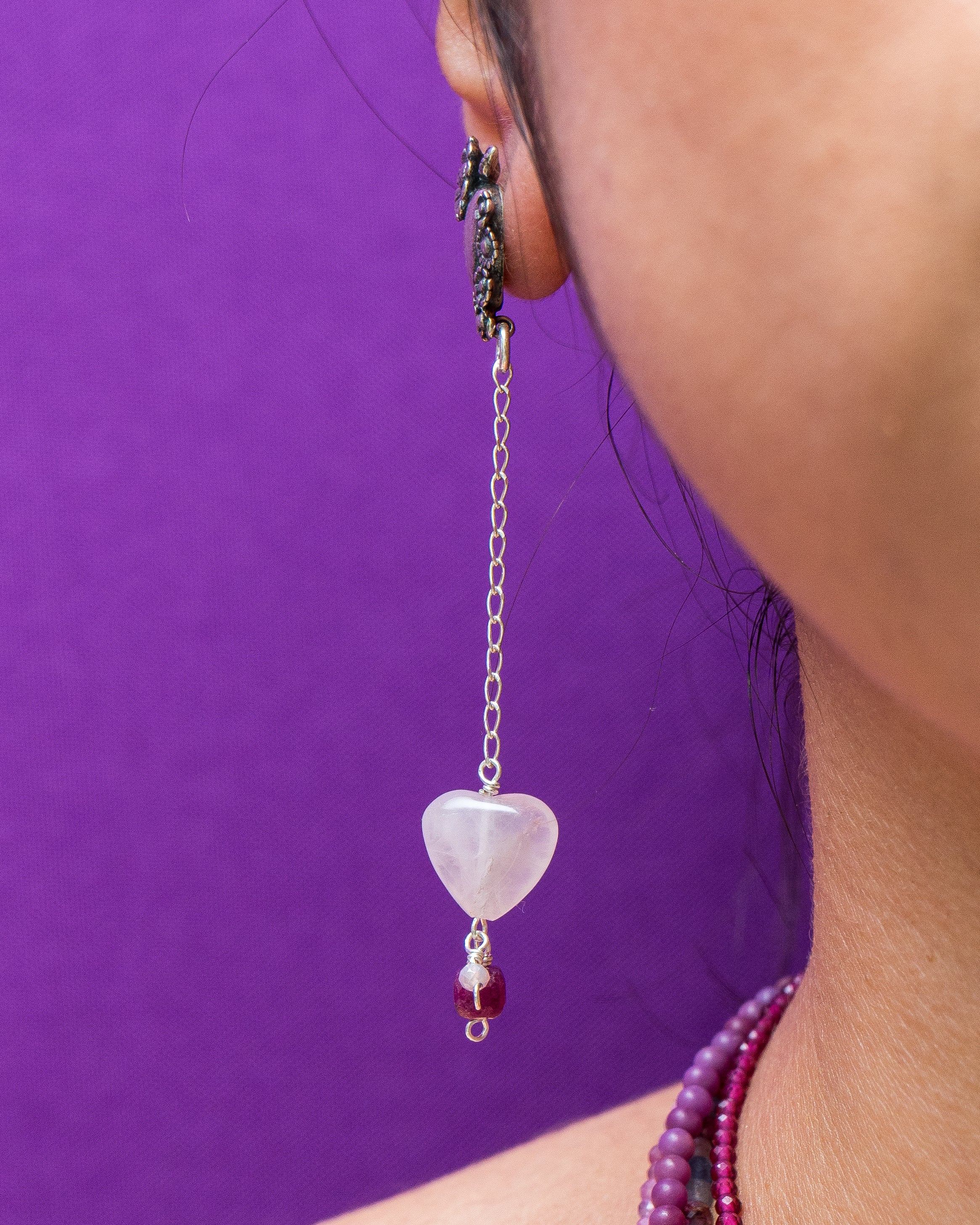 Aretes Fiesta Rosa, joya de plata .925, con cuarzo y rubí – Gabriela Sánchez