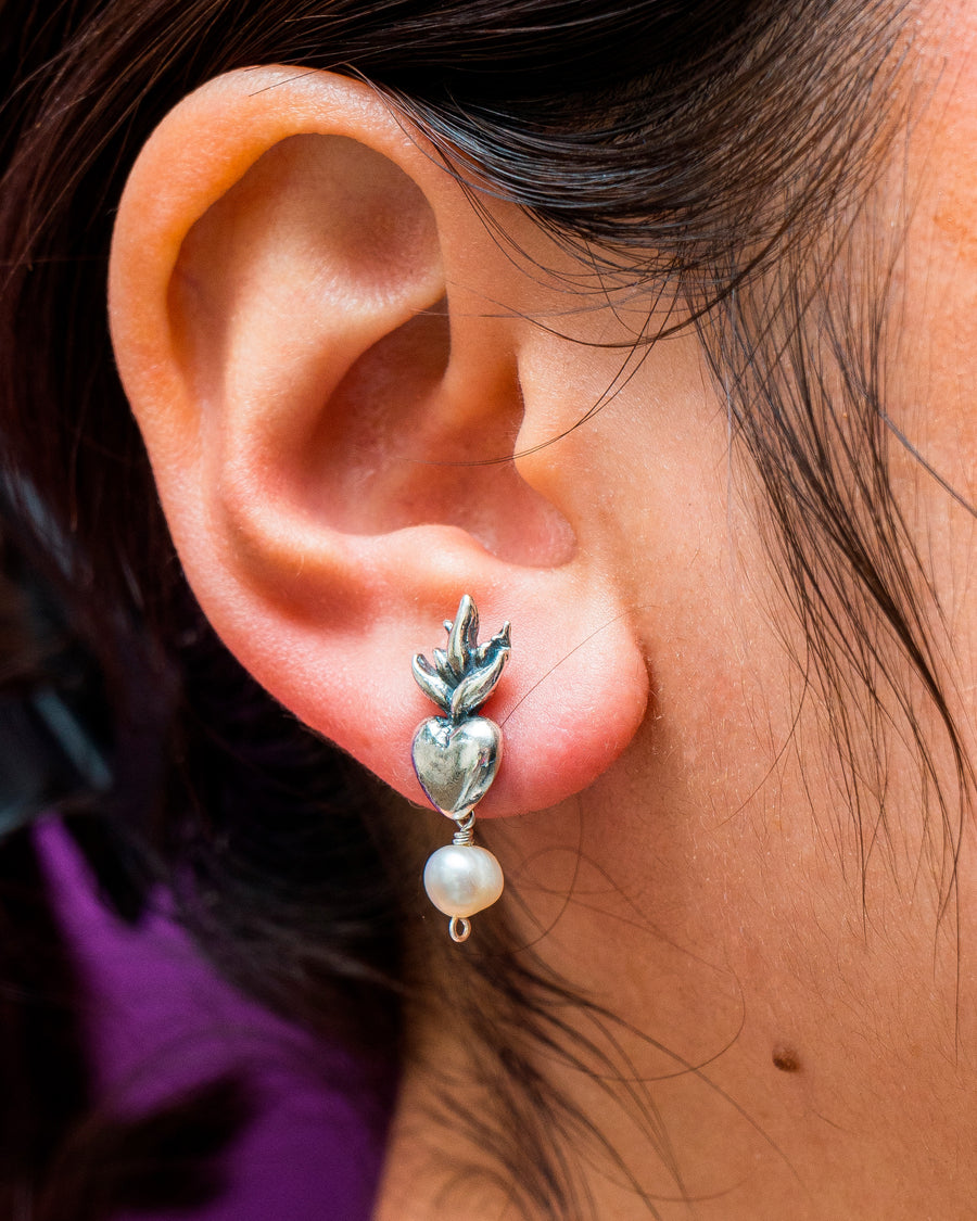 Aretes Fuego Aperlado, joya de plata .925 – Gabriela Sánchez (vista 2)