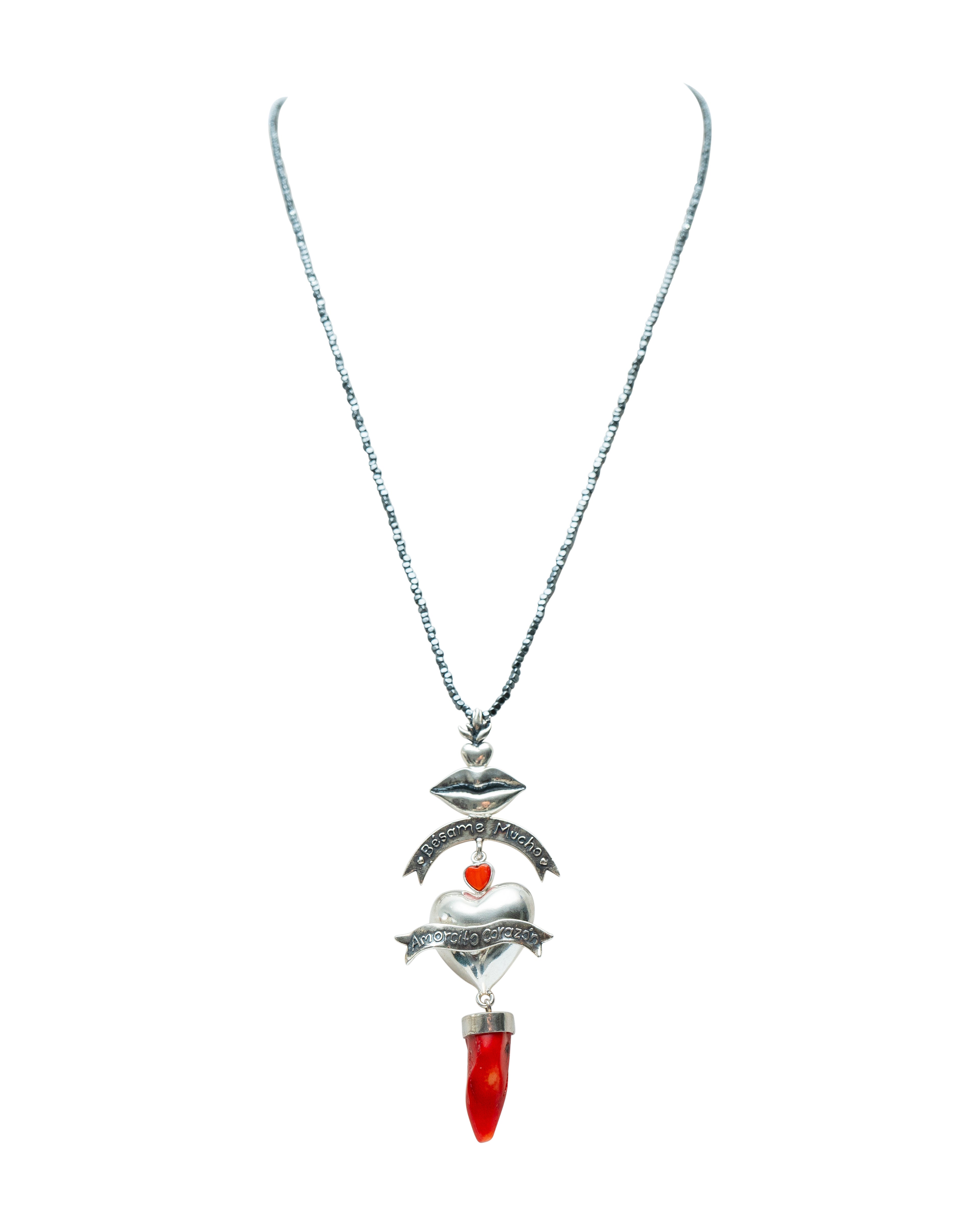 Collar Bésame Mucho Amorcito Corazón, joya de plata .925, con coral y hematita – Gabriela Sánchez (vista 2)
