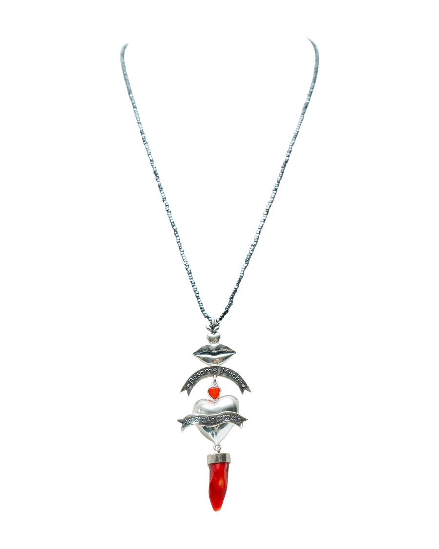 Collar Bésame Mucho Amorcito Corazón, joya de plata .925, con coral y hematita – Gabriela Sánchez (vista 2)