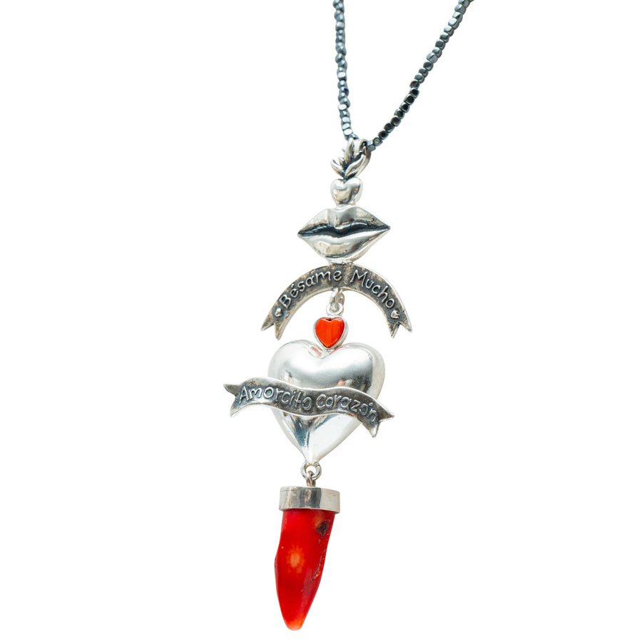 Collar Bésame Mucho Amorcito Corazón, joya de plata .925, con coral y hematita – Gabriela Sánchez (vista 5)