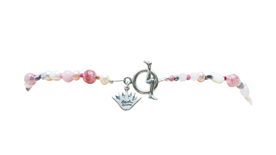 Collar Amor Infinito Rosa, joya de plata .925, con cuarzo rosa y concha – Gabriela Sánchez (vista 9)