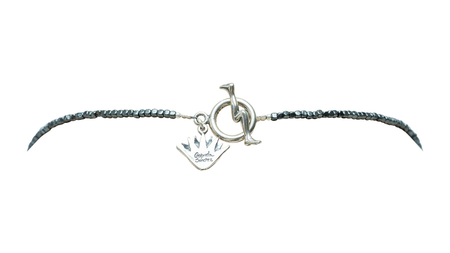 Collar Bésame Mucho Amorcito Corazón, joya de plata .925, con coral y hematita – Gabriela Sánchez (vista 10)