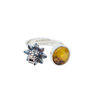 Anillo Quetzalcóatl Dorado, joya de plata .925, con ámbar – Gabriela Sánchez