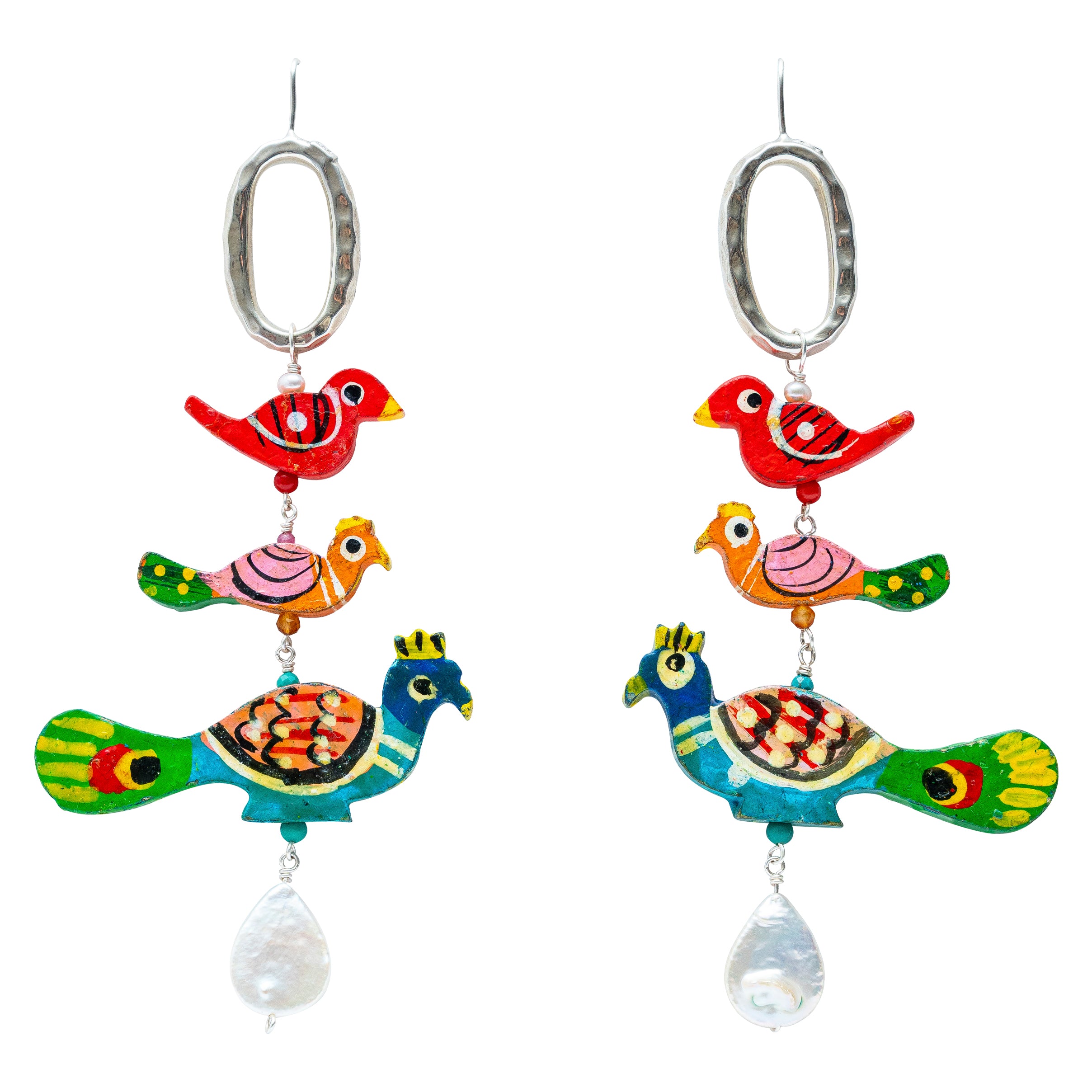 Aretes Reina del Plumaje, joya de plata .925, con madera artesanal y perla – Gabriela Sánchez