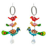 Aretes Reina del Plumaje, joya de plata .925, con madera artesanal y perla – Gabriela Sánchez