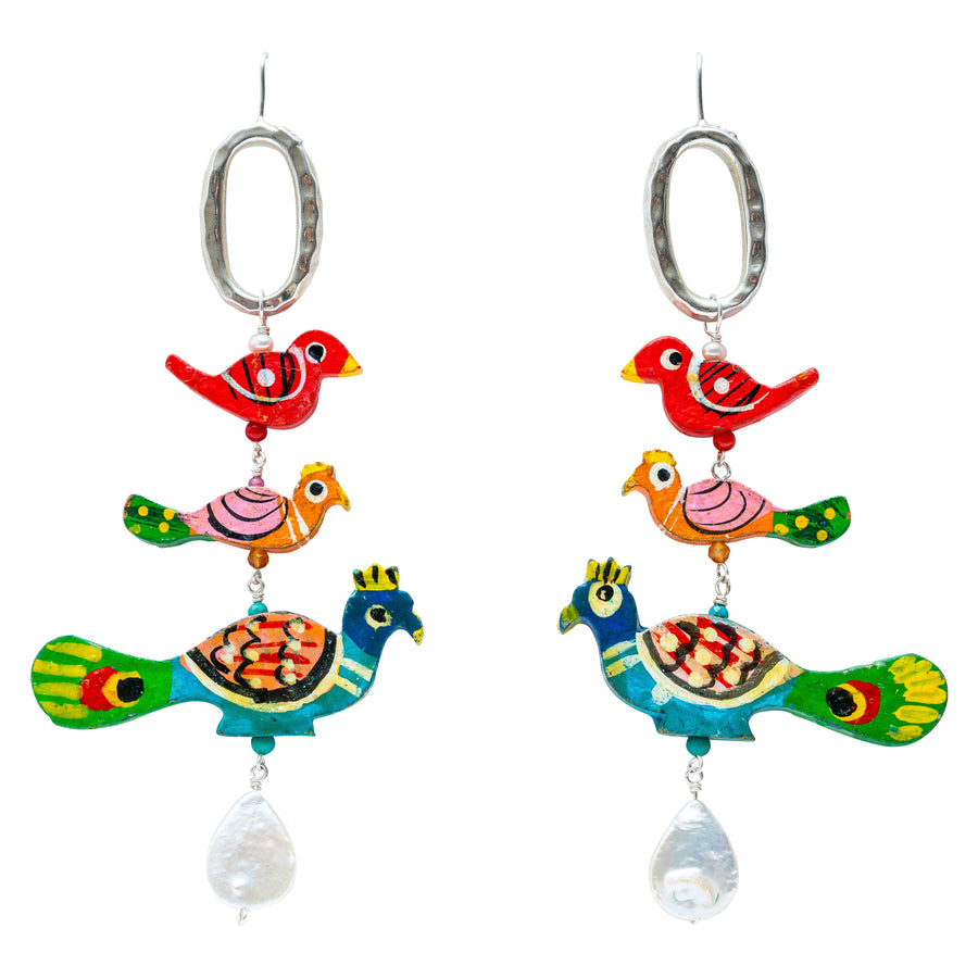 Aretes Reina del Plumaje, joya de plata .925, con madera artesanal y perla – Gabriela Sánchez