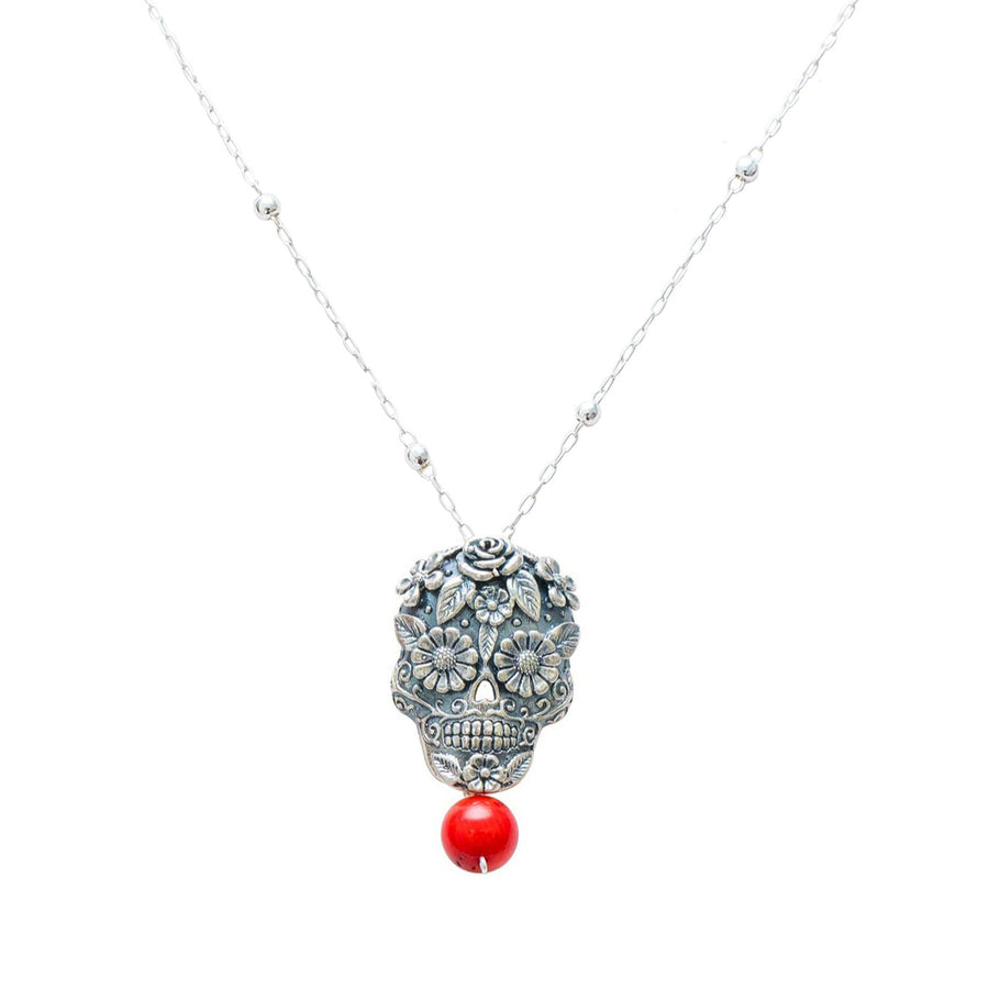 Dije Calavera con Ojos Flor, joya de plata .925, con perla y coral – Gabriela Sánchez (vista 2)
