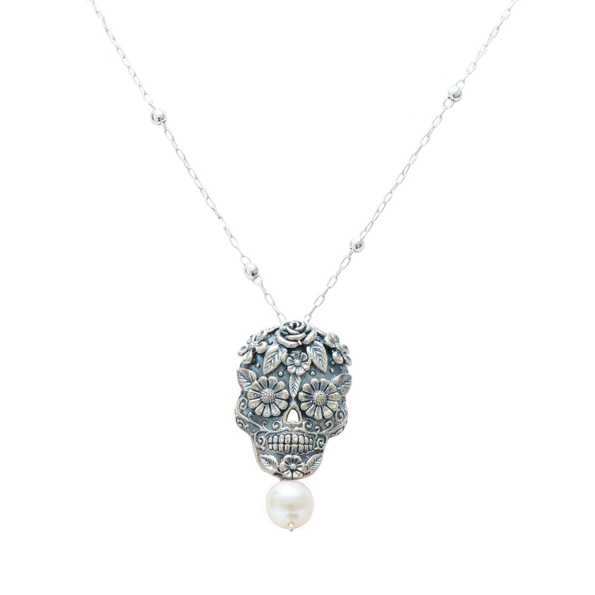 Dije Calavera con Ojos Flor, joya de plata .925, con perla y coral – Gabriela Sánchez