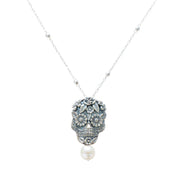 Dije Calavera con Ojos Flor, joya de plata .925, con perla y coral – Gabriela Sánchez