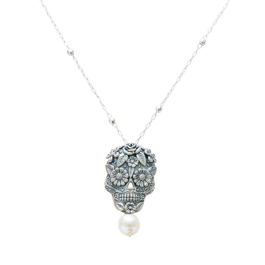 Dije Calavera con Ojos Flor, joya de plata .925, con perla y coral – Gabriela Sánchez