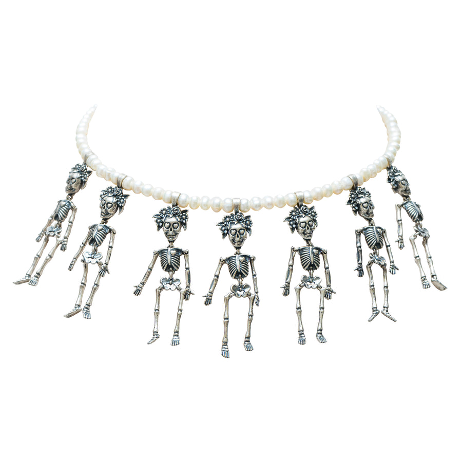 Choker La muerte Murió de Flaca, joya de plata .925, con perla – Gabriela Sánchez