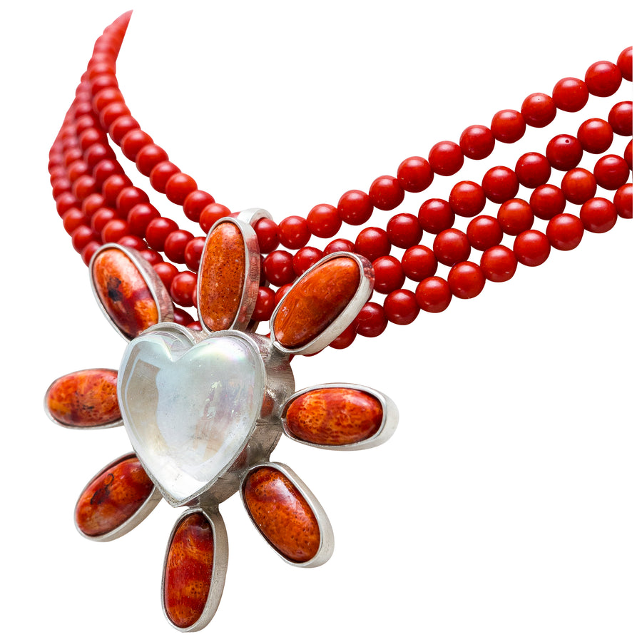 Collar Corazón Fuerte Resplandor, joya de plata .925, con coral y cuarzo – Gabriela Sánchez (vista 3)