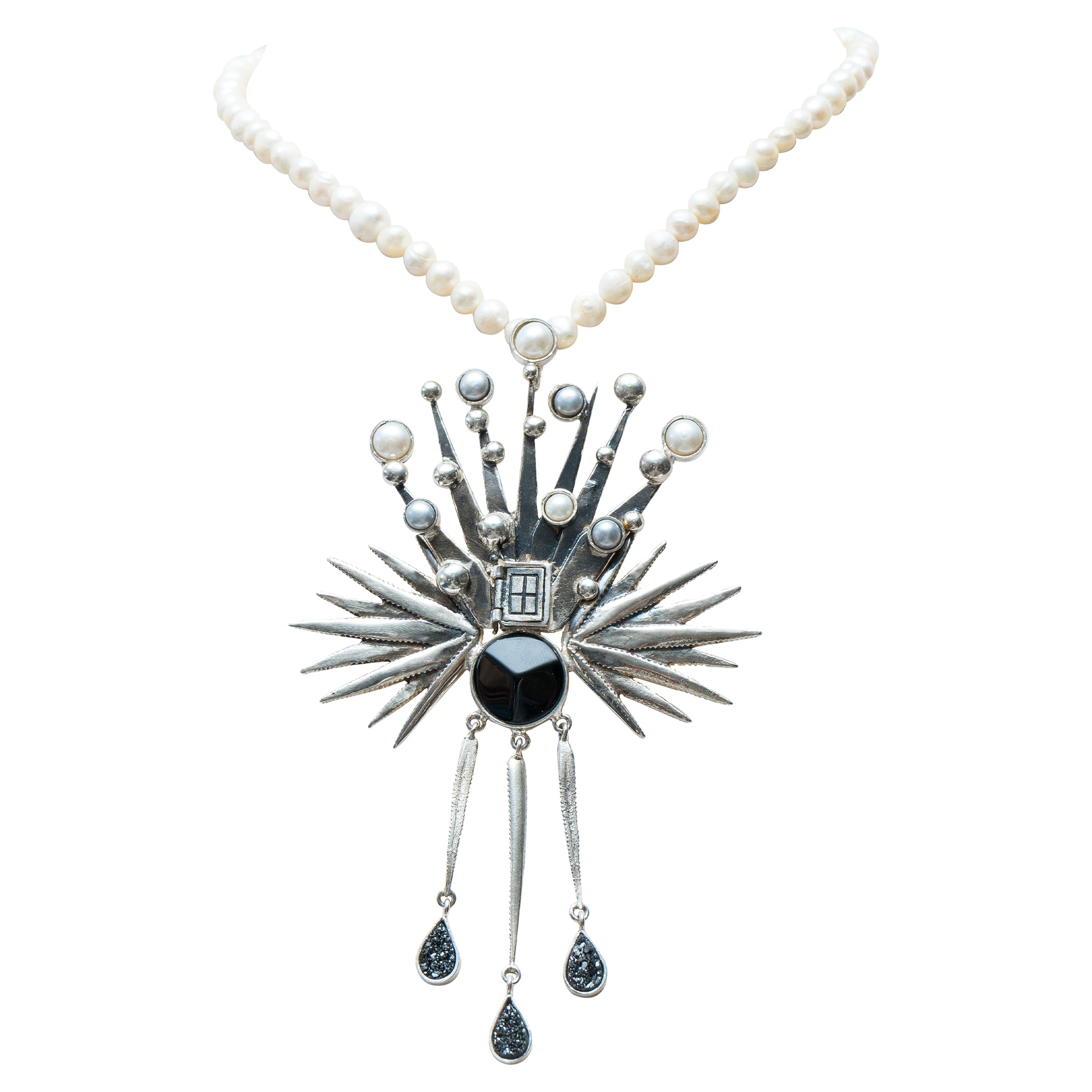 Collar Canto al Pie de Tu Ventana, joya de plata .925, con perla y ónix – Gabriela Sánchez