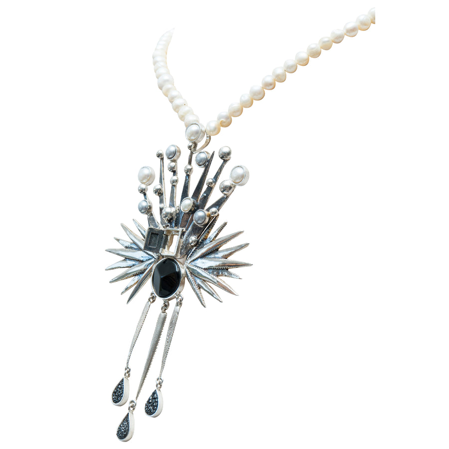 Collar Canto al Pie de Tu Ventana, joya de plata .925, con perla y ónix – Gabriela Sánchez (vista 5)