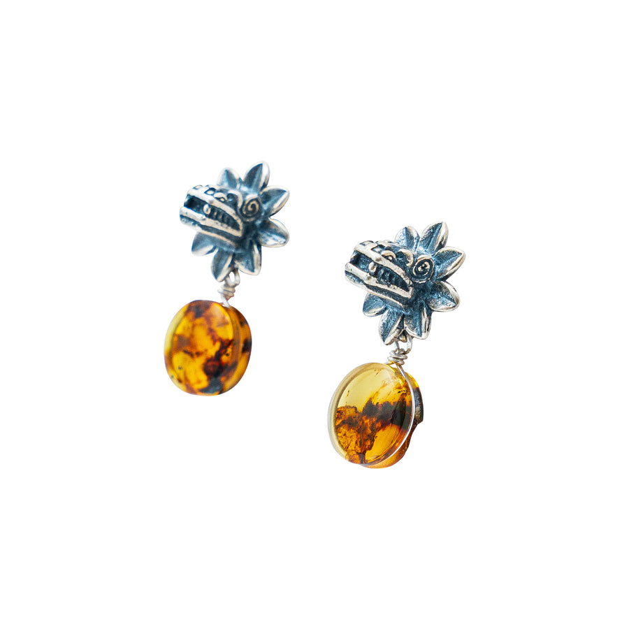 Aretes Quetzalcóatl Dorado, joya de plata .925, con ámbar – Gabriela Sánchez (vista 5)