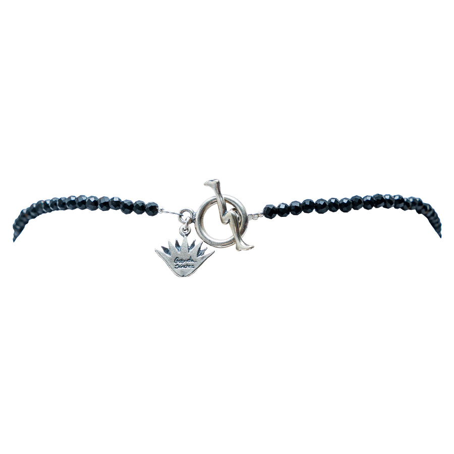 Collar Miquiztli, joya de plata .925, con espinela y cuarzo tornasol – Gabriela Sánchez (vista 5)