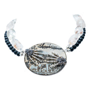 Collar Huella del Tiempo, joya de plata .925, con cristal de roca y obsidiana – Gabriela Sánchez (vista 2)