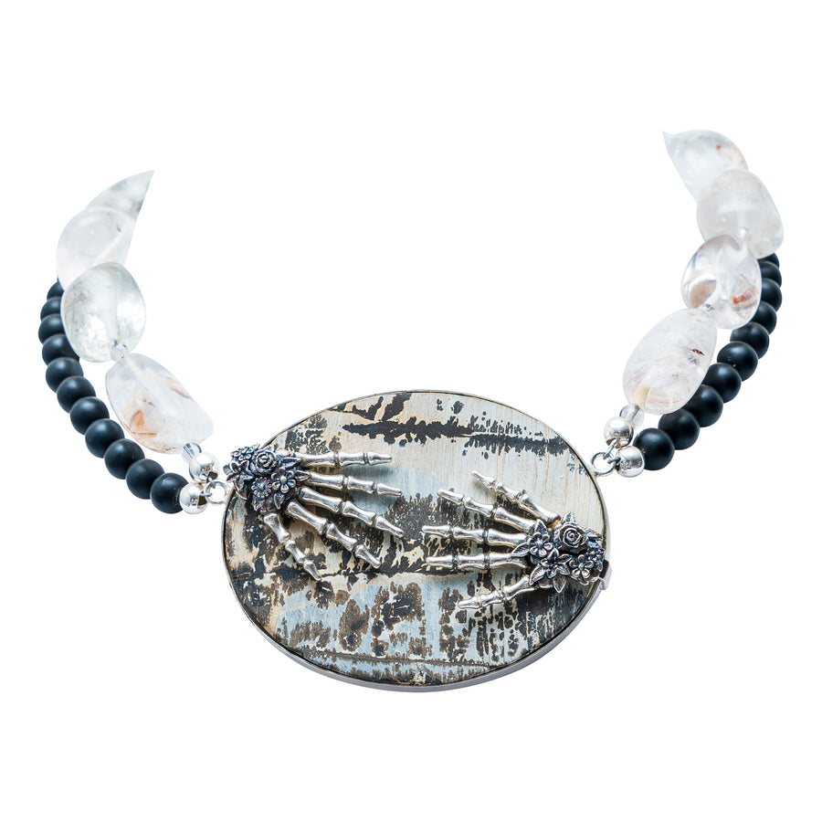 Collar Huella del Tiempo, joya de plata .925, con cristal de roca y obsidiana – Gabriela Sánchez (vista 2)