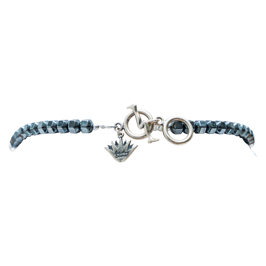 Collar Retorno de Almas, joya de plata .925, con ónix y hematita – Gabriela Sánchez (vista 6)