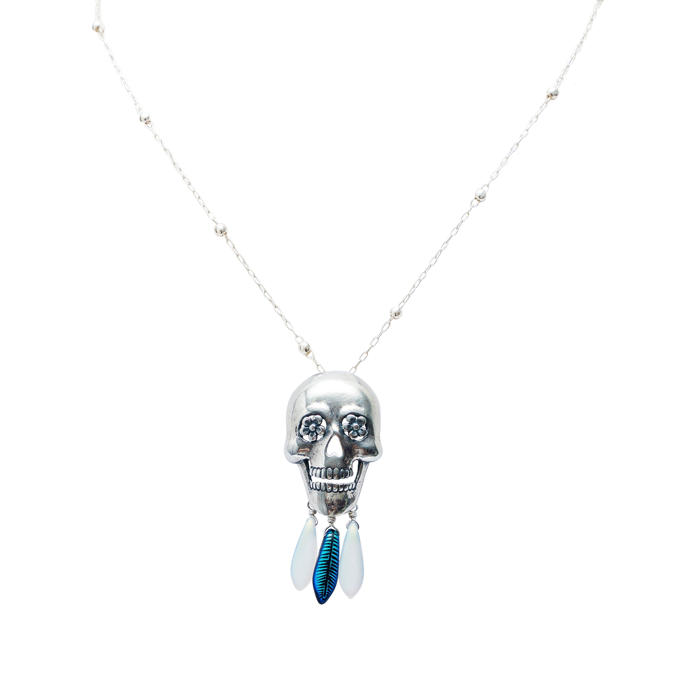 Dije Flor de Calavera, joya de plata .925, con cristal metalizado – Gabriela Sánchez (vista 2)