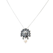 Dije Susurros del Altar, joya de plata .925, con perla – Gabriela Sánchez