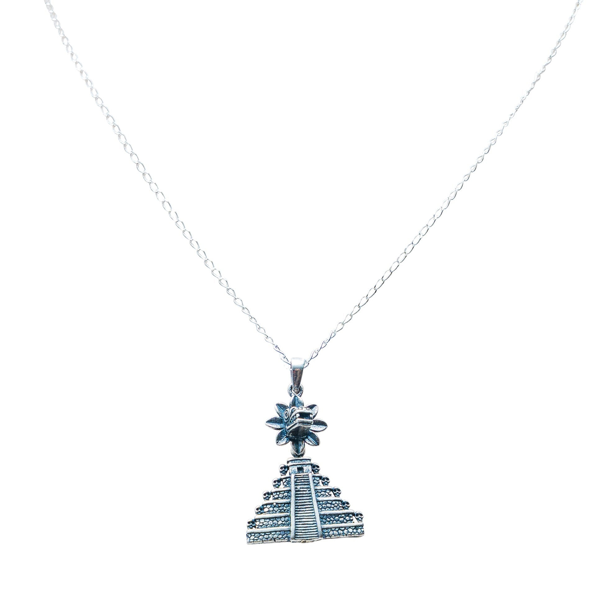 Dije Eclipse Prehispánico, joya de plata .925 – Gabriela Sánchez