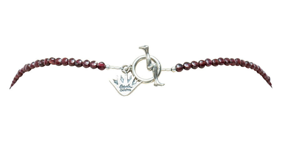 Collar Amor Rosé, joya de plata .925, con granate y rubí – Gabriela Sánchez (vista 6)