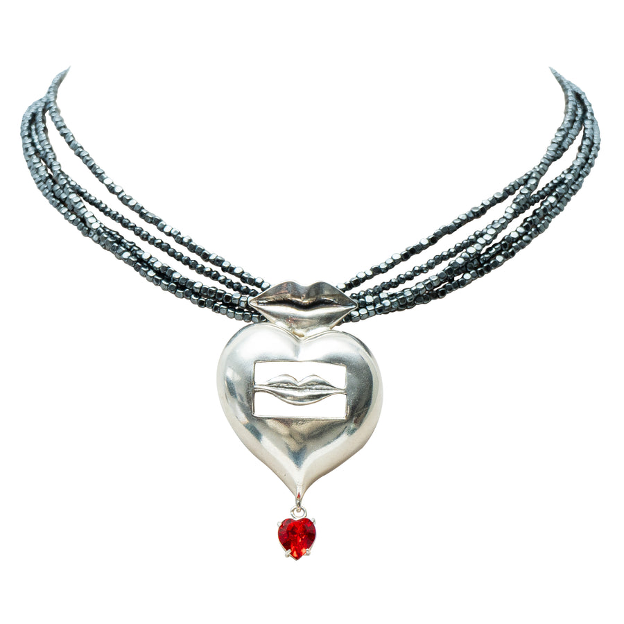 Collar Labios Rojos, joya de plata .925, con hematita y cristal Swarovski – Gabriela Sánchez