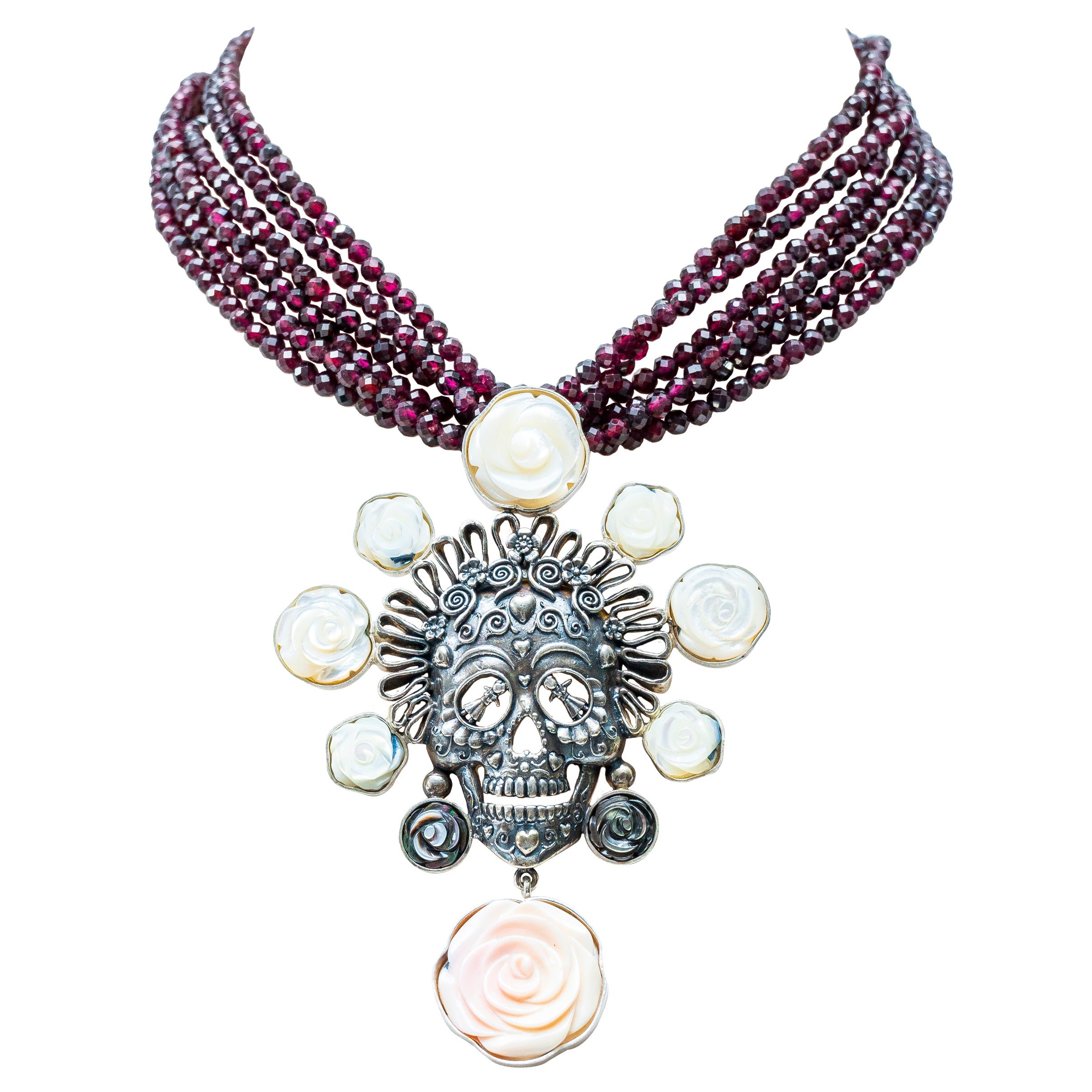 Collar Magnolia Calavera, joya de plata .925, con granate y concha – Gabriela Sánchez