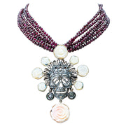 Collar Magnolia Calavera, joya de plata .925, con granate y concha – Gabriela Sánchez