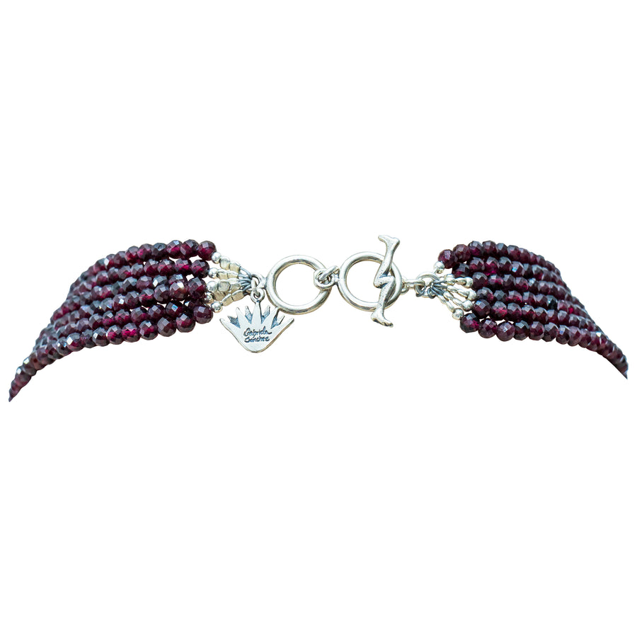 Collar Magnolia Calavera, joya de plata .925, con granate y concha – Gabriela Sánchez (vista 4)
