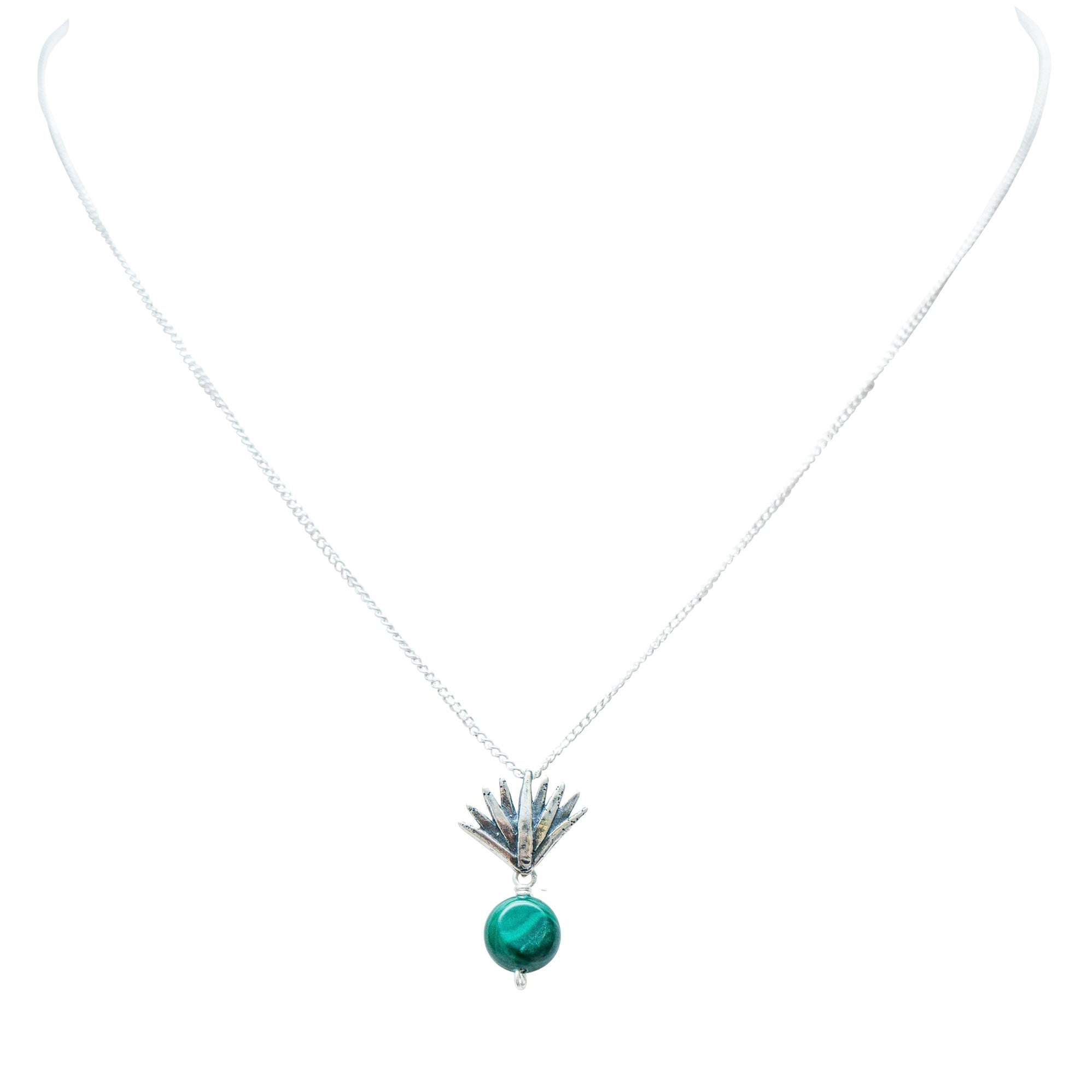 Dije Agave Silvestre, joya de plata .925, con malaquita – Gabriela Sánchez (vista 2)
