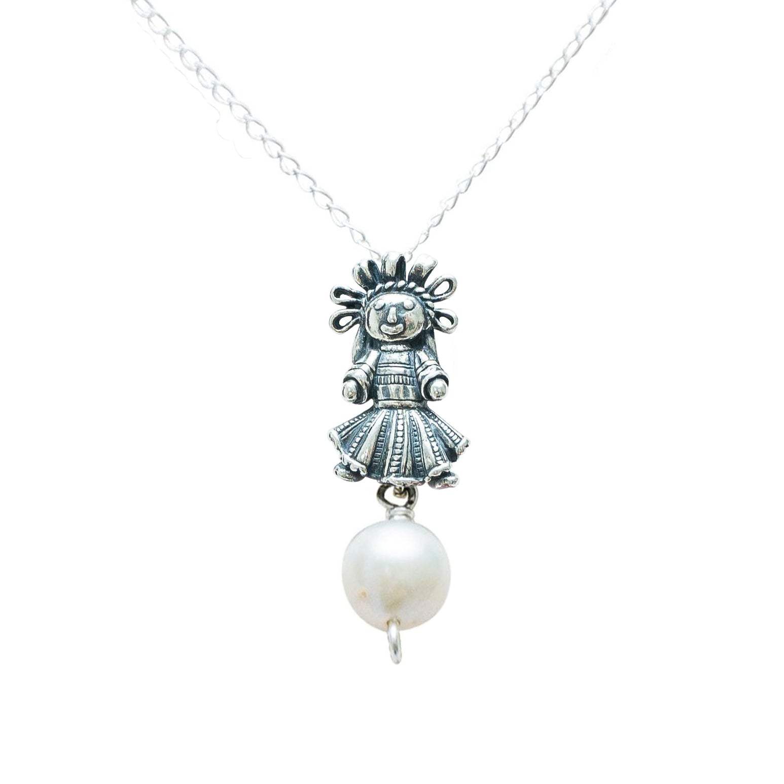 Dije Muñeca Chica con Perla, joya de plata .925 – Gabriela Sánchez