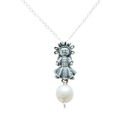 Dije Muñeca Chica con Perla, joya de plata .925 – Gabriela Sánchez