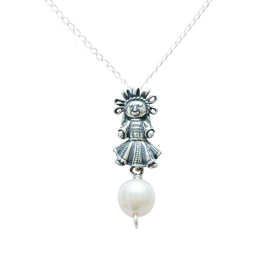 Dije Muñeca Chica con Perla, joya de plata .925 – Gabriela Sánchez